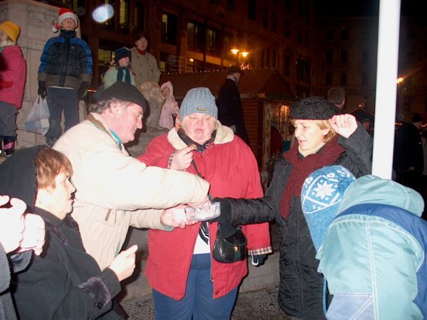 A V�r�smarty t�ren a Gerbeaud h�z el�tt 22-�n. Anya, apa, Csibra �va, Csizmadia Stefi �s Melis Tomi