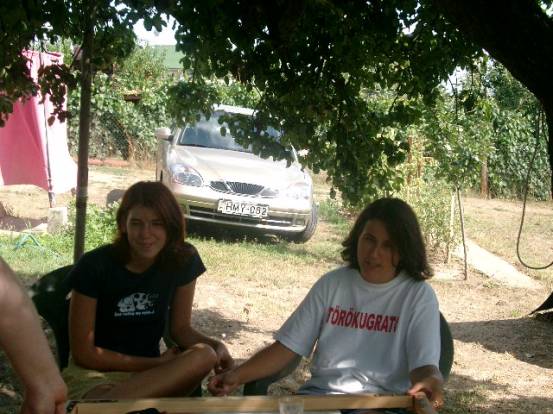 Rita �s �n a j� �reg k�rtefa alatt