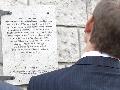 Gyurcsny Ferenc az imnt avatott emlktblt nzegeti